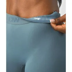 ICANIWILL Define Seamless Logo Biker Shorts, Jungle Green -butik med fitnessudstyr 13033 051R ICIW Define Seamless Logo Biker Shorts Jungle Green 04 juni22