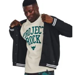 Project Rock Mesh Varsity Jacket Black -butik med fitnessudstyr 1377437 001R UA Project Rock Mesh Varsity Jacket Black 03 jan23