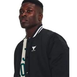 Project Rock Mesh Varsity Jacket Black -butik med fitnessudstyr 1377437 001R UA Project Rock Mesh Varsity Jacket Black 05 jan23