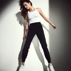 Casall Sportswear Crop Rib Racerback, White -butik med fitnessudstyr 204240010R Casall Crop Rib Racerback White 03 1222