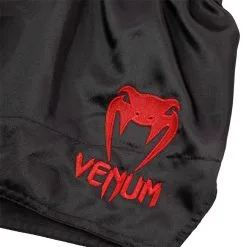 Venum Muay Thai Shorts Classic, Black/Red -butik med fitnessudstyr VENUM 03813 100R Venum Muay Thai Shorts Classic Black Red 04 0522
